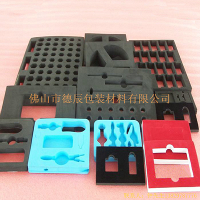 海綿包裝內托是一種全新的包裝內襯材料，其產品性能對比過去的紙質內襯。他的防潮性更好、減震性更強。產品本身也屬于環保材料擁有生物降解的特性，不會對地球環境造成二次損傷。目前在發達國家很多產品已從過去的紙質內襯向海綿包裝內襯邁進。